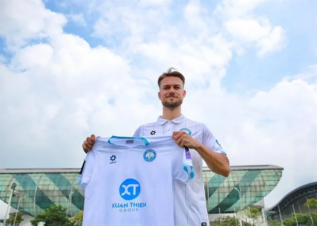 Hai người đang bắt tay, tượng trưng cho giới thiệu bạn bè